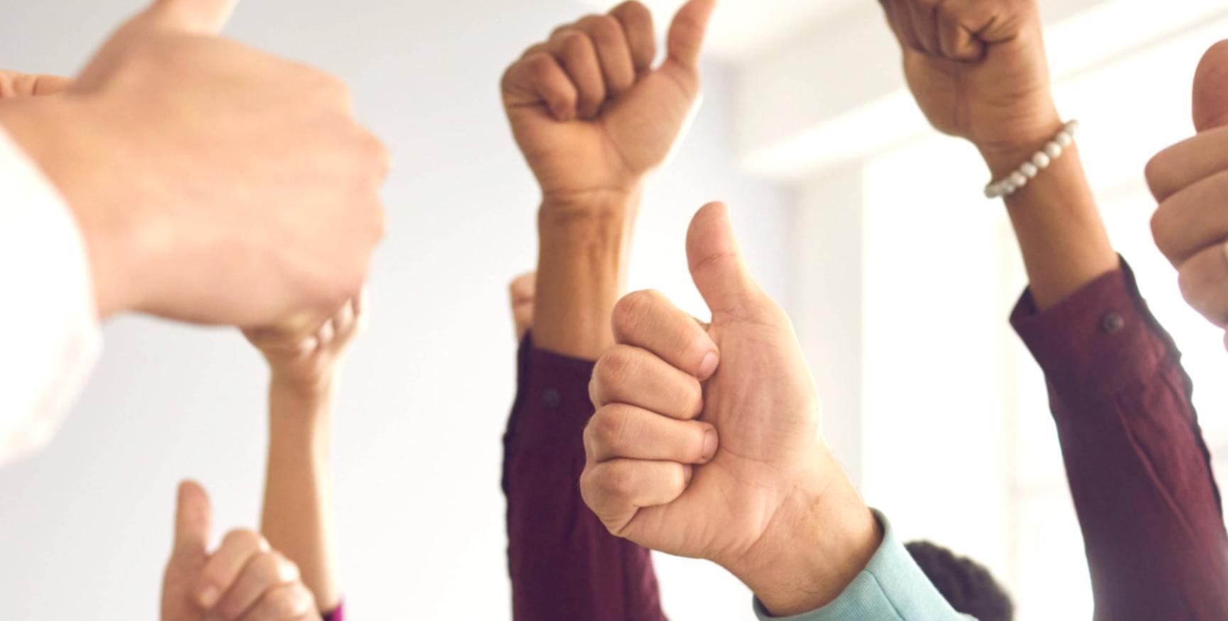 Eğitim programına katılan gazeteci adayları grup çalışması